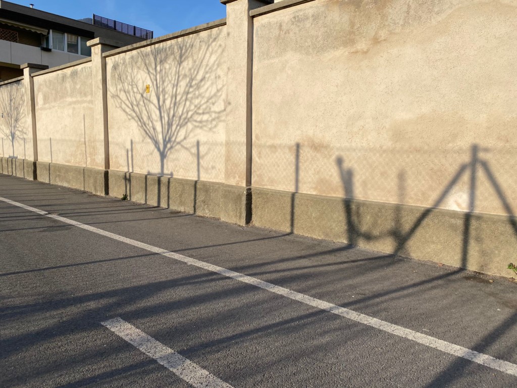 Die einzige Mauer, die noch vom Durchgangslager von Bozen übrig ist. 
(Foto © George Ciprian)