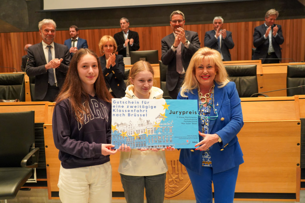 La Presidente del Consiglio della Provincia autonoma di Bolzano, Rita Mattei, ha premiato la classe vincitrice.
(Foto @ Consiglio della Provincia autonoma di Bolzano/Werth)